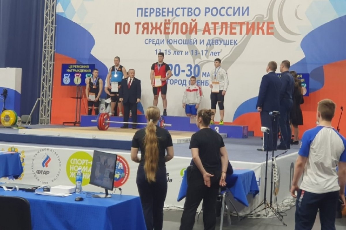 Брянский тяжелоатлет Максим Степин выиграл бронзу на первенстве страны