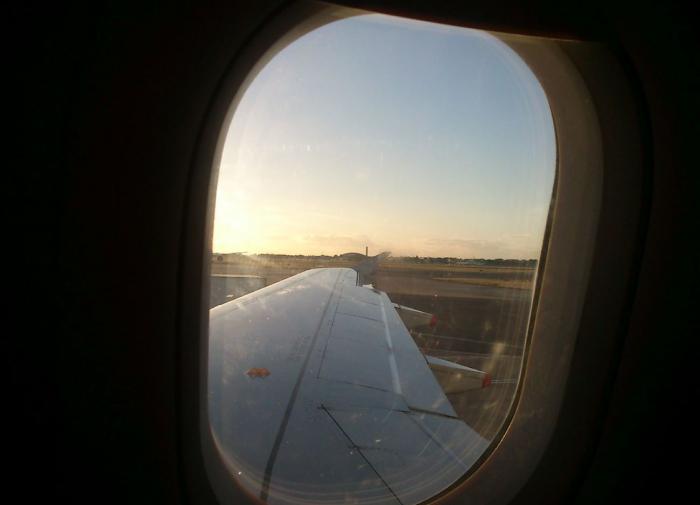 Турист-новичок попытался открыть дверь самолета во время полета