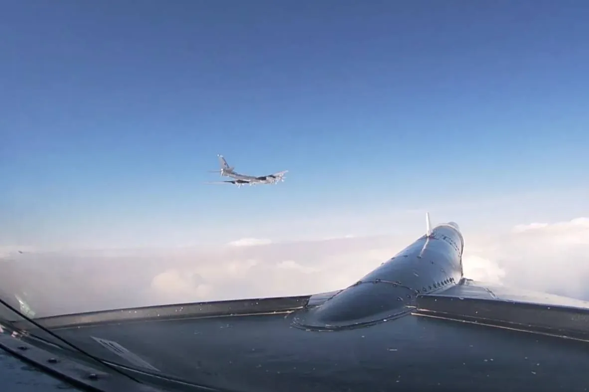 Российские ракетоносцы Ту-95МС более 11 часов летали у берегов Аляски